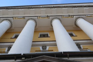 Eski bir binanın cephesi