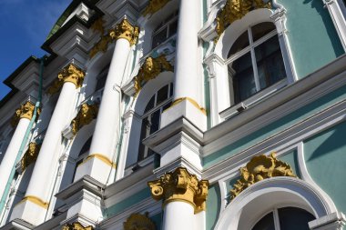 Eski bir binanın cephesi