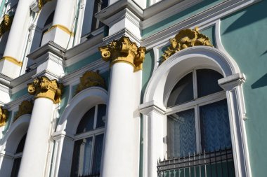 Eski bir binanın cephesi