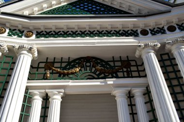 Parkta heykeli olan bir çardak.