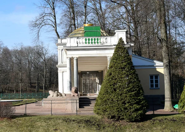 Gazebo Verão Com Escultura Parque — Fotografia de Stock