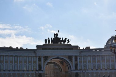 Saray meydanı saraylarla çevrili.