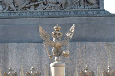 Anıtın sahte dekoratif unsurları