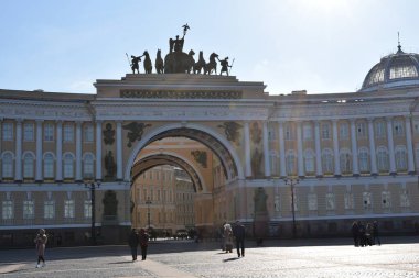 Turistler, sokakta yürüyen insanlar.