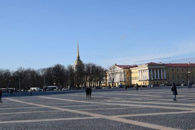 Turistler, sokakta yürüyen insanlar.
