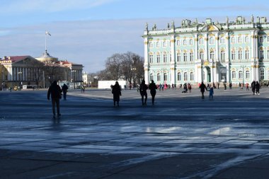 Turistler, sokakta yürüyen insanlar.
