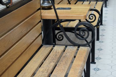 Alışveriş merkezindeki banklar.