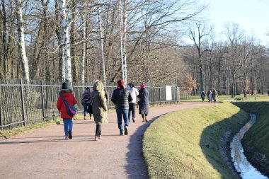 Park, parkta yürüyen insanlar, yürümek için yer, parkta ağaçlar.
