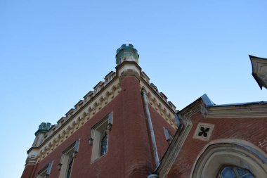 Gotik tarzdaki eski bina.