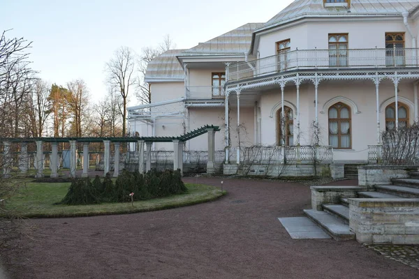 公園内の歴史的教会の建物 — ストック写真