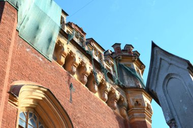 Gotik tarzdaki eski bina.