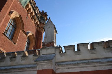 Gotik tarzdaki eski bina.