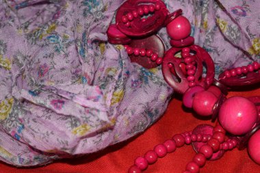 Kumaş arkaplanda parlak boncuklar