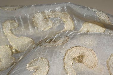 Altın iplikli hafif kumaş