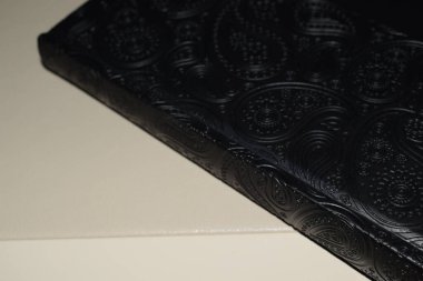 Masada deri kapaklı bir günlük var.