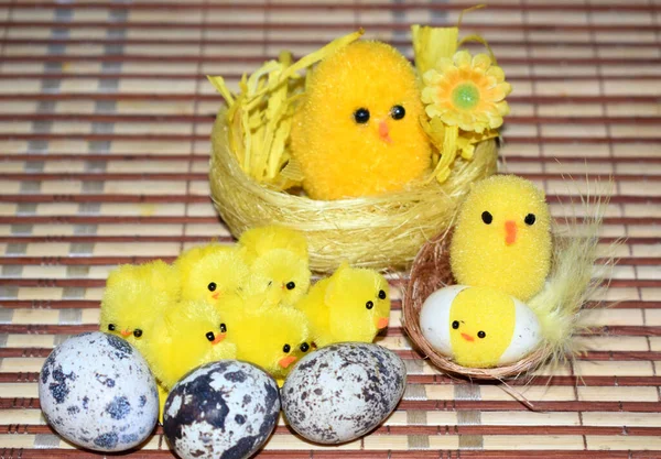 篮子里的小鸡和复活节蛋 — 图库照片
