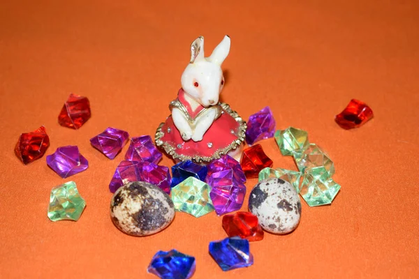 复活节兔子在明亮的背景下 — 图库照片