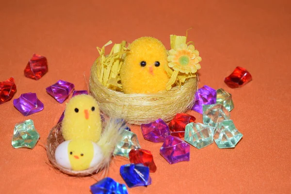 篮子里的小鸡和复活节蛋 — 图库照片