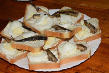 Tabakta balık sandviçi