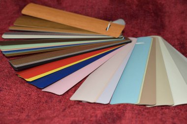 Kumaş arkaplanındaki renk paletine rehber