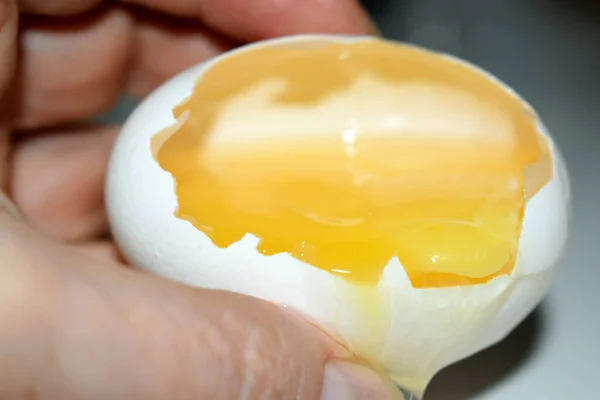 Рука Тримає Яйце Зламане Яйце — стокове фото
