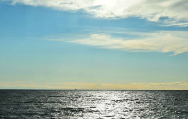 Bulutlu mavi gökyüzü, hafif bulutlar, denizin üzerinde gün batımı