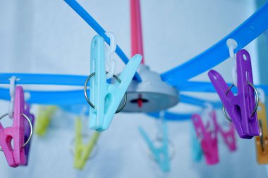 Giysiler için renkli mandal, kuru giysiler için plastik askılar.