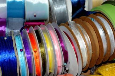 Renkli kurdelelerin makaraları