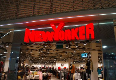 Minsk, Belarus. Aralık, 22. 2019. New Yorker mağazası logosu, moda mağazası.