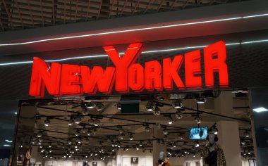 Minsk, Belarus. Aralık, 22. 2019. New Yorker mağazası logosu, moda mağazası.