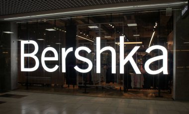 Minsk, Belarus. Aralık, 22. 2019. Bershka mağazası, logo, moda giyim mağazası.