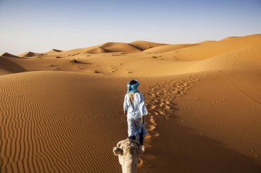 Sahra Çölü üzerinde deve karavan