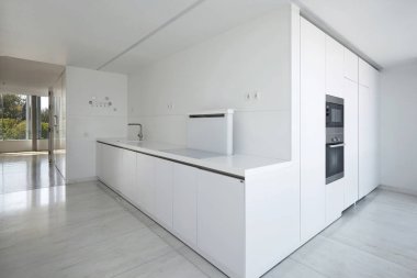 Modern çağdaş evin iç mutfağı.