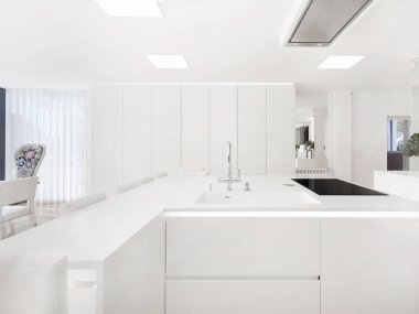 Modern çağdaş evin iç mutfağı.