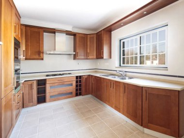 Modern çağdaş evin iç mutfağı.