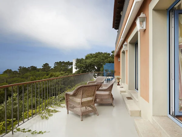 Casa Exterior Terraza Con Dos Sillas Vistas Mar — Foto de Stock