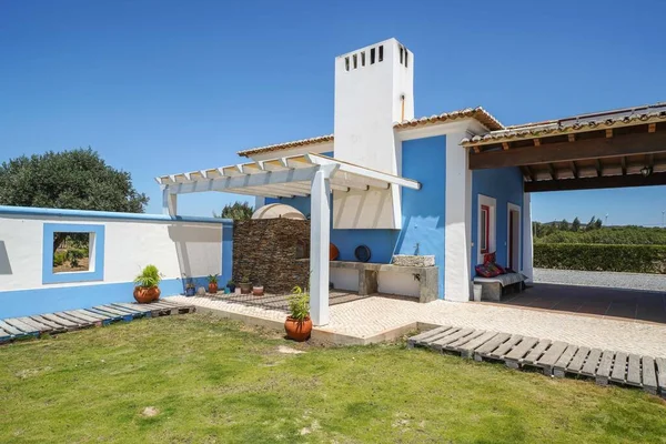 Exterior Una Casa Rústica Con Barbacoa — Foto de Stock