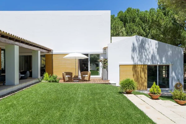 Draußen Haus Garten Tische Und Stühle Und Ein Sonnenhut — Stockfoto