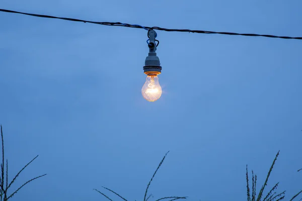 Glödlampa Åtkomst Med Himlen Som Bakgrund — Stockfoto