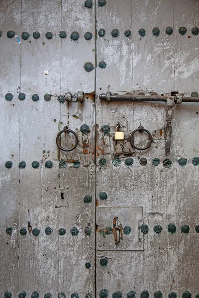 旧锁坏了的蓝色旧大门 — 图库照片