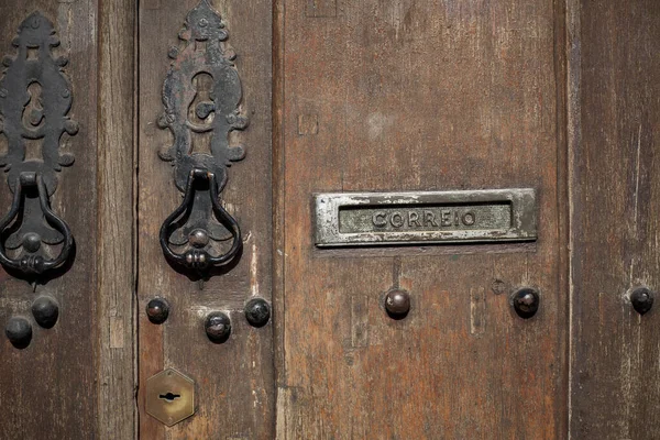 Postalı Eski Eski Bir Kapı — Stok fotoğraf