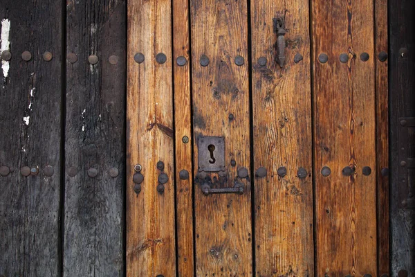 有老式锁的旧门 — 图库照片