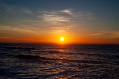 Denizin üzerinde gün batımı.