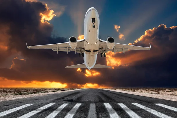 Güneş Ten Kalkan Uçak — Stok fotoğraf