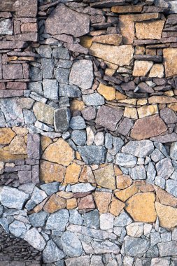 Kayrak ve granit taş duvar yapılmış.