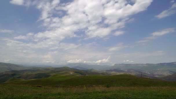 雲と山の放牧牛の動きの時間経過 — ストック動画