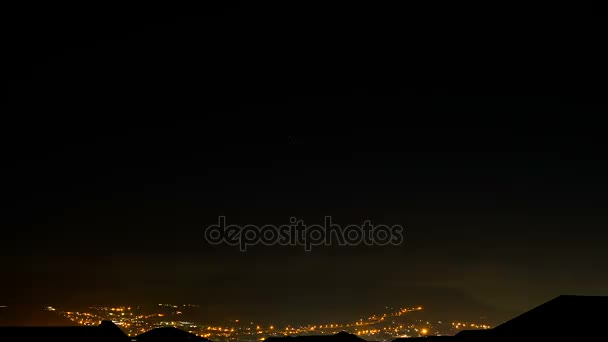 Zaman atlamalı bir şehrin gece şehir ışıkları ile dağlarda — Stok video