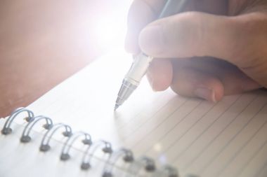 elleri kalem defter üzerinde yazma ile