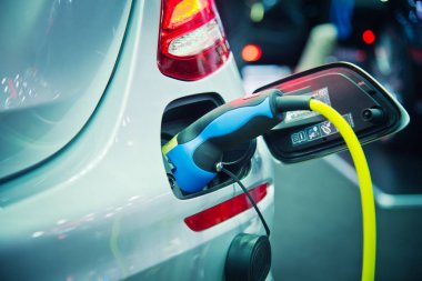 Elektrikli araba aküsünü şarj ediyorum.