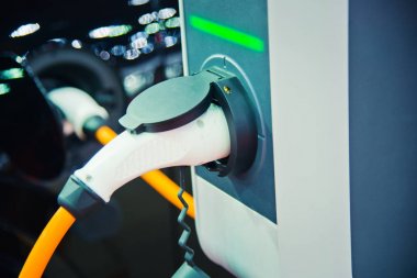 Elektrikli araba aküsünü şarj ediyorum.